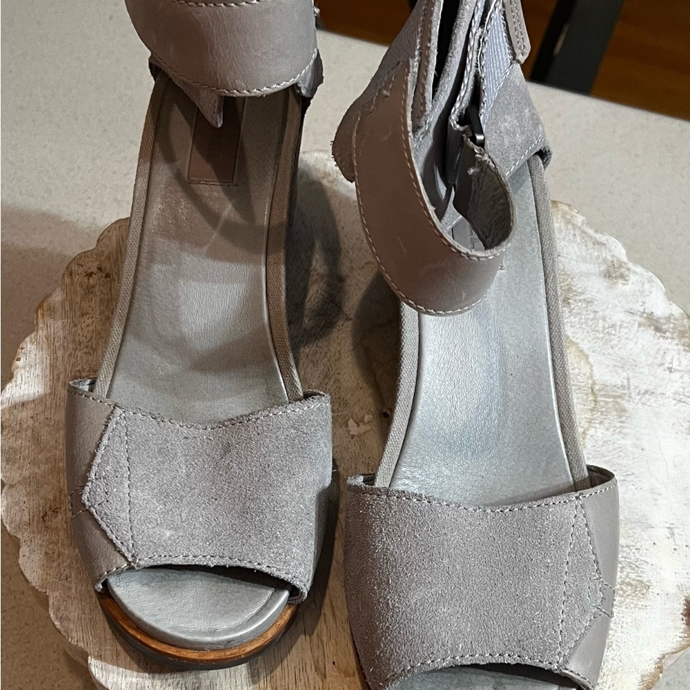Sorel Gray Wedge Shoes Modern Design - Picture 2 of 6